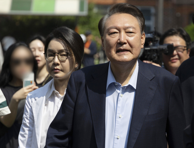 윤석열(오른쪽) 전 대통령과 김건희 여사가 21대 대통령 선거일인 3일 서울 서초구 원명초등학교에 마련된 서초4동 제3투표소에서 투표를 마친 뒤 차량으로 향하고 있다. 공동취재