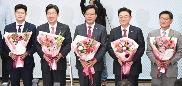 송언석(가운데) 국민의힘 의원이 16일 국회에서 열린 원내대표 선출 의원총회에서 원내대표로 선출된 뒤 김용태 비상대책위원장, 권성동 전 원내대표 등과 기념 촬영을 하고 있다. 오승현 기자