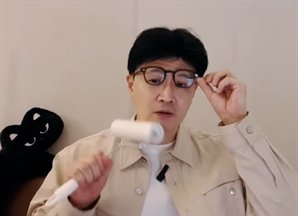 한동훈, 얼굴에 '돌돌이'하더니…"신선 vs 기괴" 라방 정치, 어떻게 보시나요?