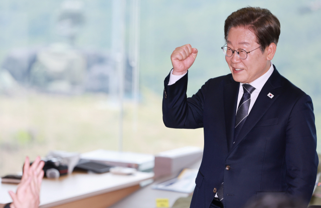 이재명 대통령이 13일 경기도 연천군 육군 25사단 비룡전망대에서 격려사를 한 후 장병들에게 파이팅을 외치고 있다. 연합뉴스