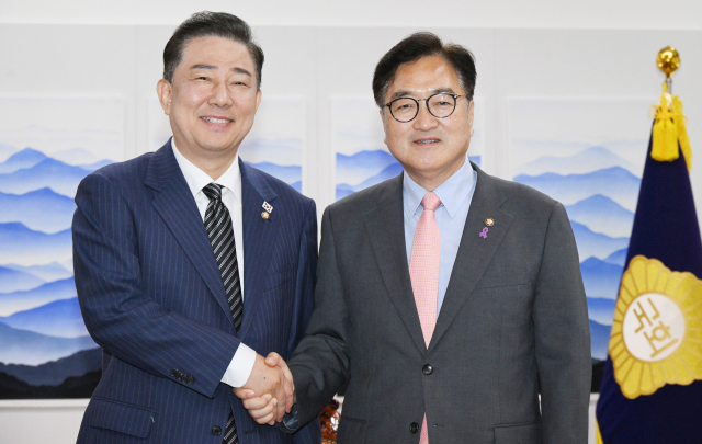 우원식(오른쪽) 국회의장이 16일 서울 여의도 국회 의장집무실에서 취임 인사차 예방한 김병기 더불어민주당 대표 직무대행 겸 원내대표를 접견하고 있다. 오승현 기자