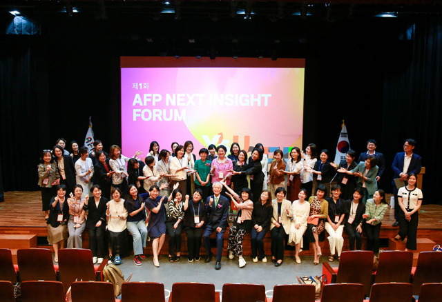 영산대학교 AFP미래융합최고위과정 총동문회가 특강을 진행하고 기념촬영을 하고 있다. 사진제공=영산대