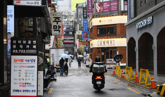 올 4월 한산한 모습을 보이는 서울 중구의 한 먹자골목에서 라이더들이 분주하게 음식을 배달하고 있다. 오승현 기자