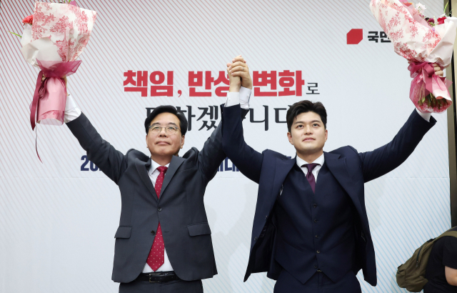 송언석(왼쪽) 국민의힘 의원이 16일 국회에서 열린 원내대표 선출 의원총회에서 원내대표로 선출된 뒤 김용태 비상대책위원장과 손을 맞잡아 들고 있다. 오승현 기자