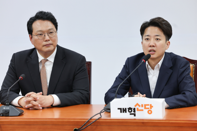 천하람(왼쪽) 개혁신당 원내대표와 이준석 의원. 뉴스1