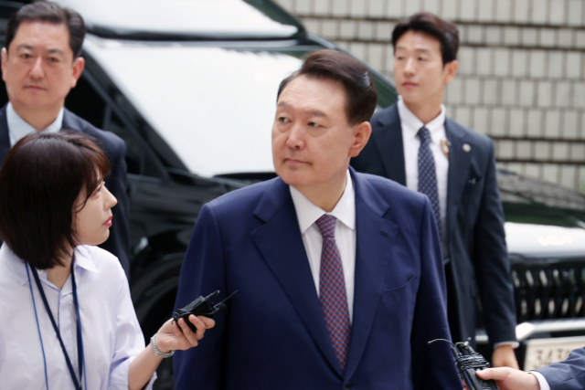 윤석열 전 대통령이 16일 오전 서울 서초구 서울중앙지방법원에서 열린 내란 우두머리 혐의·직권남용 권리행사 방해 혐의 사건 7차 공판에 출석하고 있다. 뉴스1