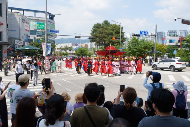 지난 14일 오후 옥정중심상가에서 시가지 어가행렬이 이어지고 있다. 사진 제공=양주시