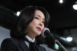 김건희 발사이즈는 얼마?…檢, 통일교 선물용 샤넬백 2개, 슈즈 교환에 ‘초점’
