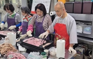 "고기 없단 말에"…수녀원 급식소에서 스님이 삼겹살 구운 이유