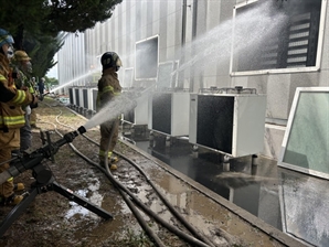 동국제강 포항공장 화재 '대응 1단계'…“배터리 화재, 완전 진압까지는 장시간”