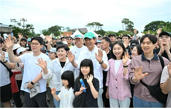 오세훈 서울시장은 14일 오전 남산 둘레길에서 열린 '손목닥터9988 200만 돌파 기념행사'에 참석해 걷기&기부 챌린지에 참여하는 시민들을 응원했다. 사진제공=서울시