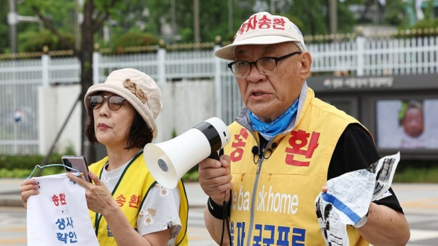최성룡 납북자가족모임 대표가 16일 정부서울청사 앞에서 기자회견을 열고 대북 전단 살포 이유와 내용 등에 대해 설명하며 납북된 가족들의 생사 확인 요청을 호소하고 있다. 연합뉴스