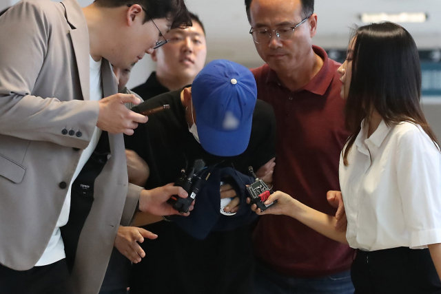 대구 달서구의 한 아파트에 침입해 스토킹하던 50대 여성을 흉기로 살해하고 도주한 혐의를 받는 피의자 A씨가 16일 오후 구속 전 피의자 심문(영장실질심사)을 받기 위해 대구지방법원 서부지원에 들어서고 있다. 뉴스1
