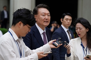 '묵묵부답' 尹, 드디어 입 열었다…“지지자들 보게 가로막지 말아달라”