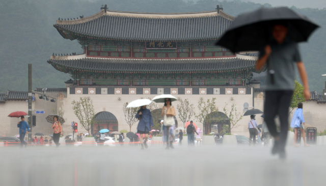 서울 지역에 소나기가 내린 16일 서울 광화문광장에서 우산을 쓴 관광객 및 시민이 길을 지나고 있다. 연합뉴스