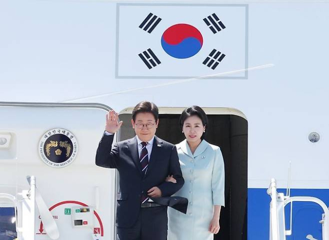 제51차 주요 7개국(G7) 정상회의에 참석하는 이재명 대통령이 16일(현지시간) 캐나다 앨버타주 캘거리국제공항에 도착해 김혜경 여사와 공군 1호기에서 내리며 인사하고 있다. 연합뉴스
