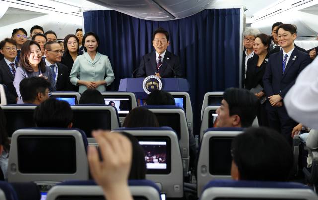 이재명 대통령이 16일(현지시간) 주요 7개국(G7) 정상회의 참석을 위해 캐나다 앨버타주 캘거리로 향하며 공군 1호기에서 기자간담회를 하고 있다. 연합뉴스