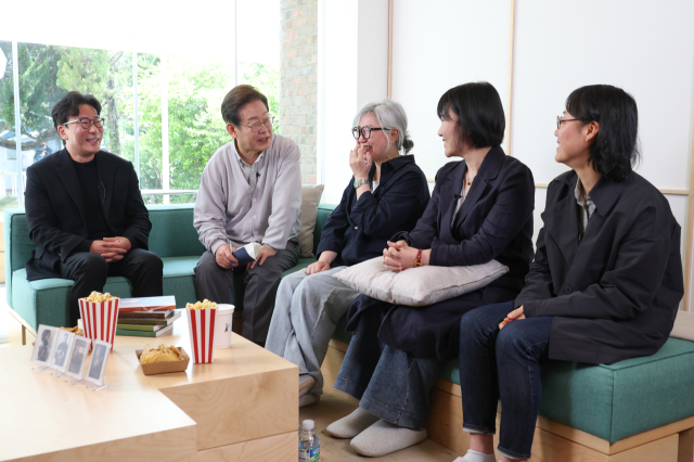 더불어민주당 이재명 대선 후보가 '골목골목 경청투어: 국토종주편'에 나선 지난 5월 7일 전북 전주시 완산구의 한 카페에서 열린 K콘텐츠 산업 진흥 간담회에 참석하고 있다. 왼쪽부터 윤제균 감독, 이 후보, 김은숙 작가, 박해영 작가, 정주리 감독. 공동취재