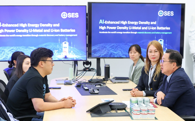 이장우(오른쪽 첫번째) 대전시장이 ‘SES AI’ 본사를 방해 투자 유치를 논의하고 있다. 사진제공=대전시