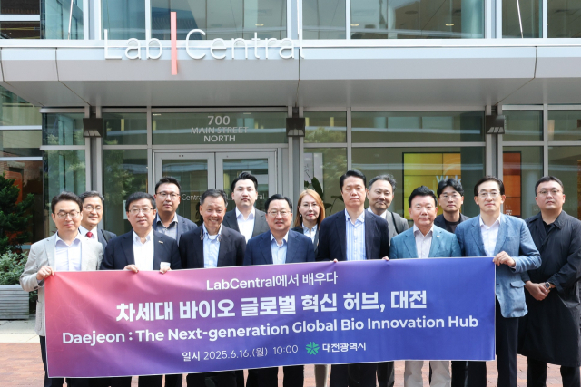 이장우(앞줄 왼쪽에서 네번째) 대전시장이 랩센트럴를 방문한 뒤 경제·과학사절단과 기념촬영을 하고 있다. 사진제공=대전시
