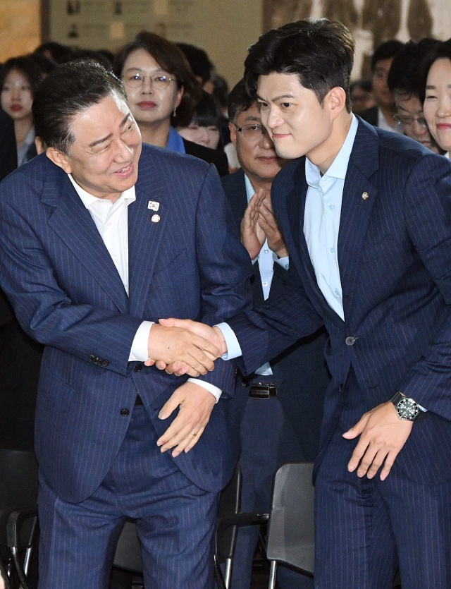 김병기 더불어민주당 대표 직무대행 겸 원내대표와 김용태 국민의힘 비상대책위원장이 17일 국회 로텐더홀에서 열린 '국회 탄소중립 선언식'에 참석하며 인사하고 있다. 오승현 기자 2025.06.17