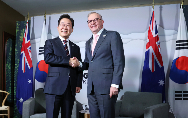 제 51차 주요 7개국(G7) 정상회의에 참석한 이재명 대통령이 16일(현지시간) 캐나다 앨버타주 캘거리의 한 호텔에서 앤서니 알바니지 호주 총리를 만나 한·호주 정상회담을 하며 악수하고 있다. 연합뉴스