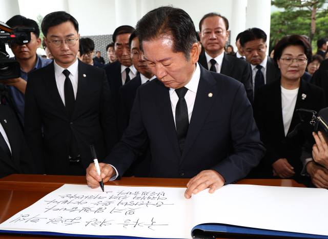 더불어민주당 당대표 출마를 선언한 정청래 의원이 16일 오전 서울 동작구 국립서울현충원에서 현충탑 참배를 마치고 방명록을 작성하고 있다. 2025.6.16/뉴스1