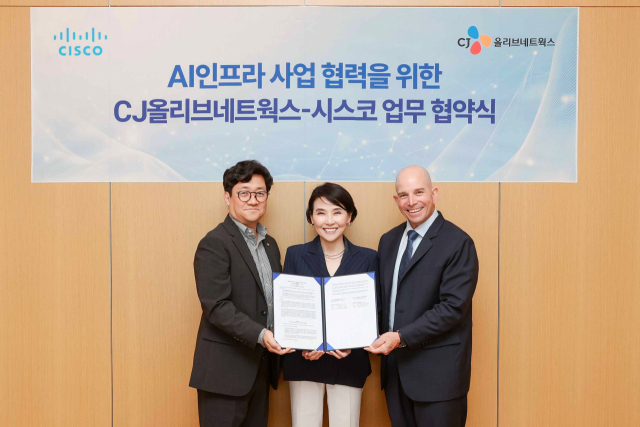 유인상(왼쪽) CJ올리브네트웍스 대표가 지난 13일 서울 강남구 조선팰리스호텔에서 진행된 업무협약식에서 최지희(가운데) 시스코코리아 대표, 데이브 웨스트 시스코 APJC 지역 총괄사장과 협약 체결 후 포즈를 취하고 있다. /사진 제공=CJ올리브네트웍스