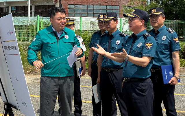 정상진 울산경찰청장이 17일 중구 동천지하차도에서 장마철 대비 안전점검을 하고 있다. 사진제공=울산경찰청