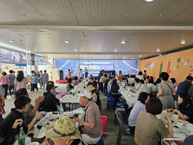 정릉3동 지역사회보장협의체가 주관한 일일카페&바자회. 사진제공=성북구청