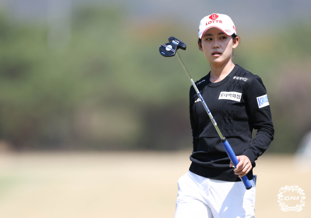 퍼팅을 마치고 이동하고 있는 황유민. 사진 제공=KLPGA
