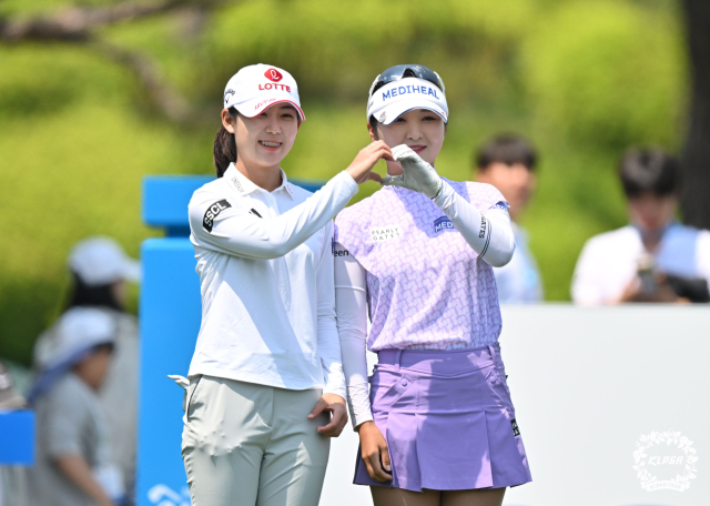 두산 매치플레이 결승을 앞두고 이예원과 포즈를 취한 황유민. 사진 제공=KLPGA