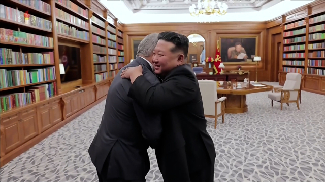 김정은 북한 국무위원장이 이달 4일 당 중앙위원회 본부청사에서 푸틴 러시아 대통령의 위임을 받아 방북한 세르게이 쇼이구 러시아 안전이사회 서기장을 접견했다고 조선중앙TV가 보도했다. 연합뉴스