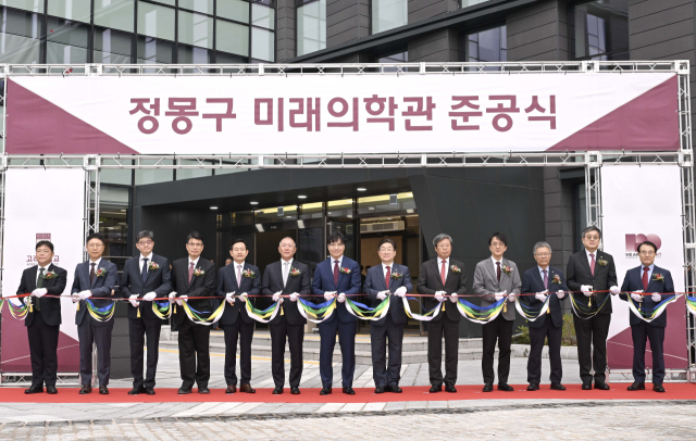 16일 서울 성복구 고려대학교 의료원 메디사이언스파크에서 열린 ‘정몽구 미래의학관’ 준공식에서 정의선(왼쪽 여섯번째) 현대차그룹 회장과 김재호(일곱번째) 고려중앙학원 이사장 등 참석자들이 테이프커팅을 하고 있다. 사진제공=현대차그룹