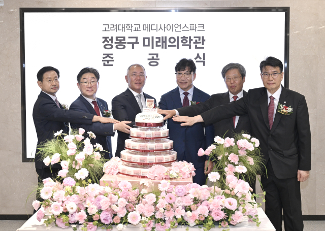 정의선(왼쪽 세번째) 현대차그룹 회장과 김재호 고려중앙학원 이사장(네번째) 등 참석자들이 16일 개관한 서울 성북구 정몽구 미래의학관을 기념하는 케이크 커팅을 하고 있다. 사진제공=현대차