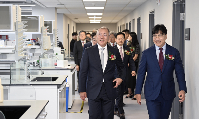 정의선 현대차그룹 회장(사진 왼쪽)과 김재호 고려중앙학원 이사장(오른쪽) 등 참석자들이 지난 16일 서울 성복구 정몽구 미래의학관의 백신 개발 연구 시설을 둘러보고 있다. 사진제공=현대차