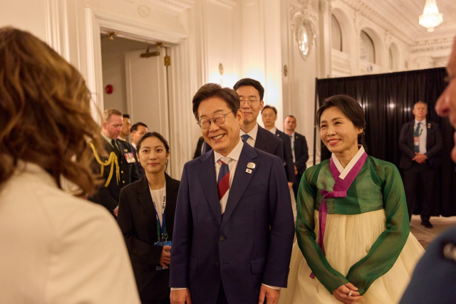"사진 요청 쇄도"…한복 입은 김혜경 여사, G7서 ‘영부인 외교' 데뷔