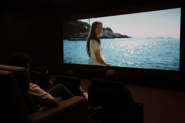 관객들이 스페인 바르셀로나에서 열리는 유럽 최대 영화 산업 박람회 '시네유럽(CineEurope) 2025'에 참가해 삼성전자의 시네마 LED 스크린 오닉스가 적용된 스크린을 통해 통해 파테 필름이 제작한 영화 '몬테 크리스토 백작'을 시청하고 있다.사진=삼성전자