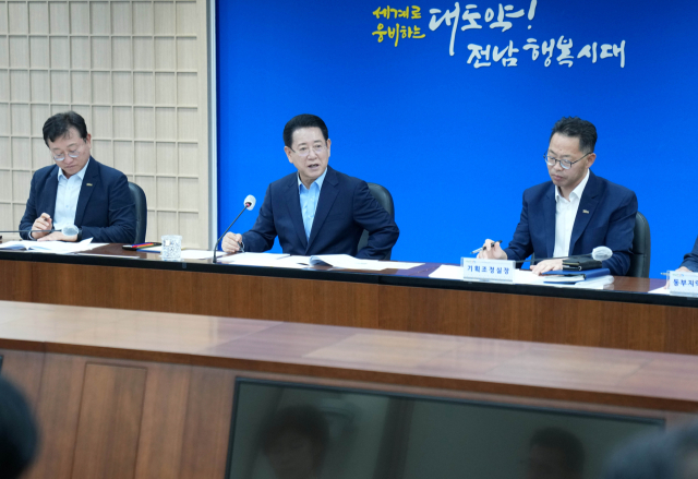 김영록 전남도지사가 지난 11일 전남도청 서재필실에서 도정 주요 현안회의를 주재하고 있다. 사진 제공=전라남도