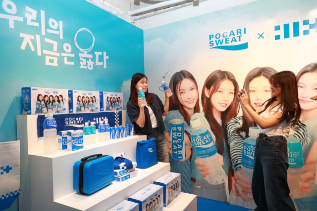 동아오츠카 모델들이 17일 서울 성수동 아일릿 '밤(bomb) 팝업 내 '포카리스웨트 존'에서 포카리스웨트X아일릿 콜라보 상품을 즐기고 있다. 사진 제공=동아오츠카