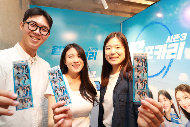 동아오츠카 모델들이 17일 서울 성수동 아일릿 '밤(bomb) 팝업 내 '포카리스웨트 존'에서 포카리스웨트X아일릿 콜라보 포토이즘을 즐기고 있다. 사진 제공=동아오츠카