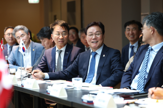 박완수(가운데) 경남도지사가 덴마크 코펜하겐에 있는 솔트포스 에너지를 방문해 소형모듈원자로와 관련한 간담회를 하고 있다. 사진 제공=경남도
