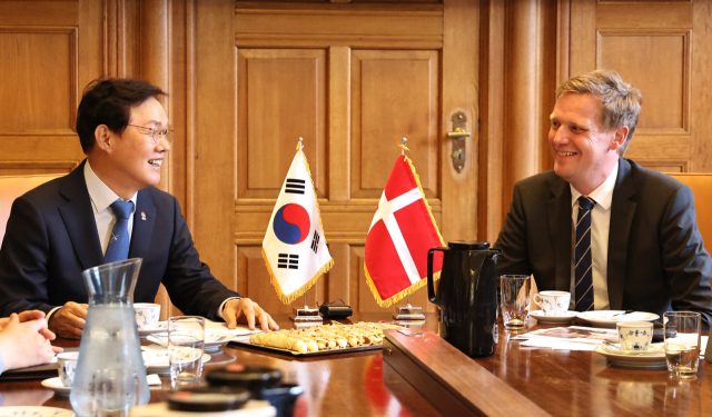 박완수(왼쪽) 경남도지사가 16일(현지시간) 옌스 크리스챤 뤼킨(Jens Christian Lutken) 덴마크 코펜하겐시 고용통합부 시장과 간담회를 하고 있다. 사진 제공=경남도