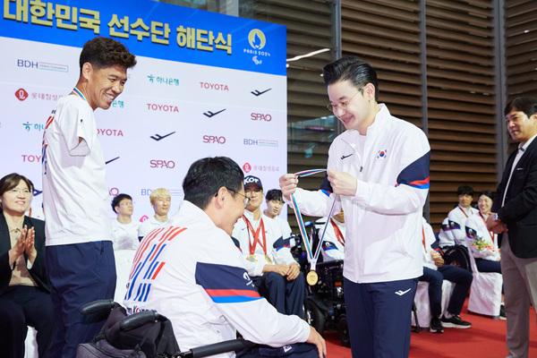 [사진자료 2] 배동현 선수단장이 2024 파리 패럴림픽 대회 해단식에서 사격 장성원 감독에게 순금메달을 수여하고 있다.