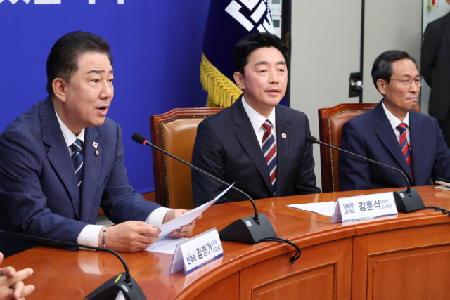 더불어민주당 김병기 당대표 직무대행 겸 원내대표가 17일 서울 여의도 국회에서 대통령실 강훈식 비서실장과 우상호 정무수석을 접견하고 있다. 연합뉴스