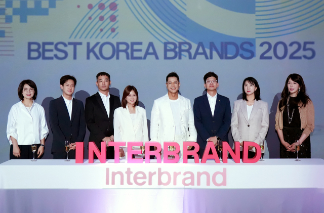 문지훈(왼쪽 다섯 번째) 인터브랜드 글로벌 대표 파트너가 17일 서울 광진구 그랜드워커힐에서 열린 '2025 베스트 코리아 브랜드 콘퍼런스'에서 베스트 브랜드로 선정된 기업 관계자들과 기념 촬영을 하고 있다. 사진 제공=인터브랜드