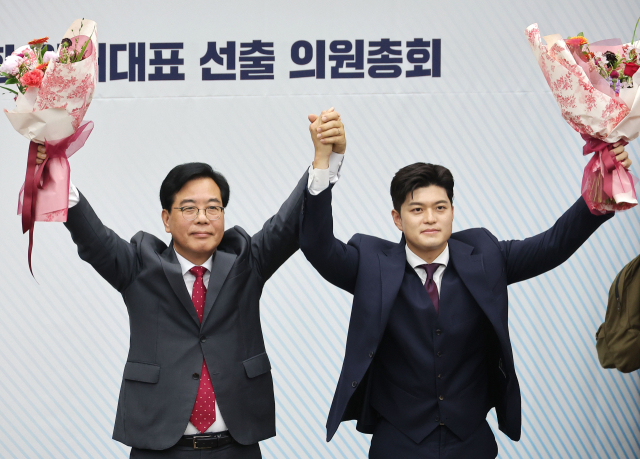 김용태(오른쪽) 국민의힘 비상대책위원장이 16일 서울 여의도 국회에서 신임 원내대표로 당선된 송언석 의원과 사진촬영을 하고 있다. 연합뉴스