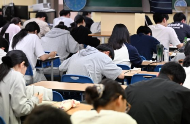 2025학년도 수능 9월 모의평가가 실시된 지난해 9월 4일 서울 양천구 한 학원에서 수험생들이 시험을 치르고 있다. 뉴스1