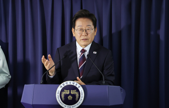 이재명 대통령이 16일(현지시간) 주요 7개국(G7) 정상회의 참석을 위해 캐나다 앨버타주 캘거리로 향하며 공군 1호기에서 기자간담회를 하고 있다. 연합뉴스