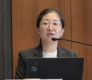 김현정 한국IBM 컨설팅 대표가 17일 서울 영등포구 국제금융센터에서 열린 ‘AI 인사이트 포럼’에서 IBM 기업가치연구소가 시행한 글로벌 CEO 연구 결과를 발표하고 있다. 뉴스1